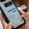 スマホでメッセージを送る手元