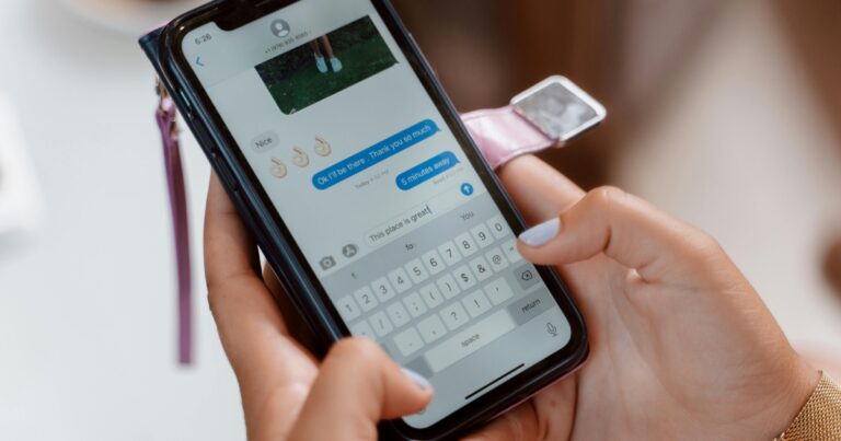 スマホでメッセージを送る手元