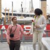 街を歩きながら会話する二人
