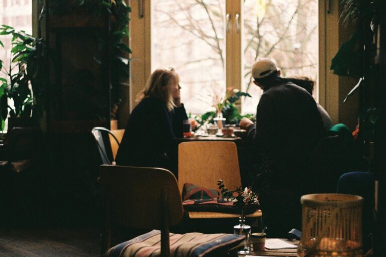 カフェで向き合って会話する二人