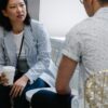カフェで自然に会話する女性