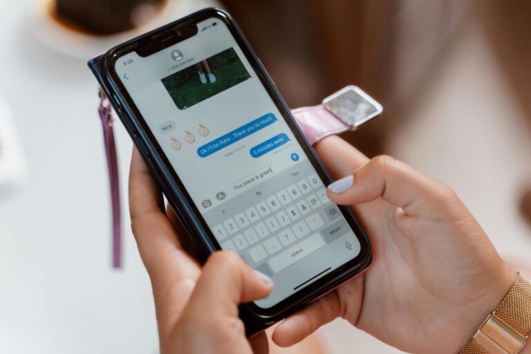スマホでメッセージをやり取りする手元
