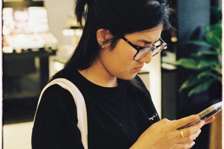 スマホを見つめる女性