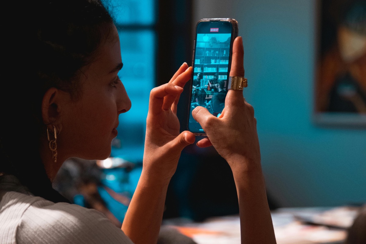 スマホを見ながら考える女性
