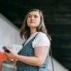 スマホを見ながら連絡を待つ女性