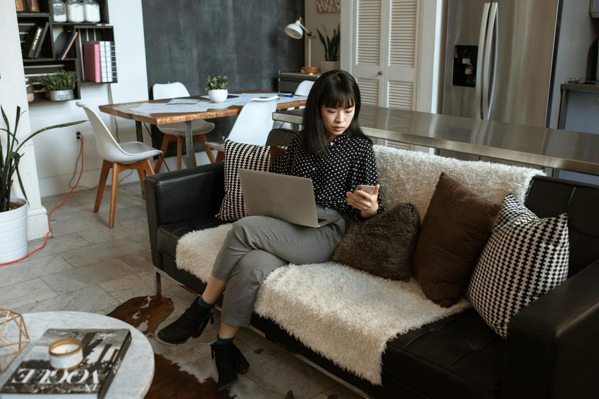 スマホを見ながら返信を待つ女性