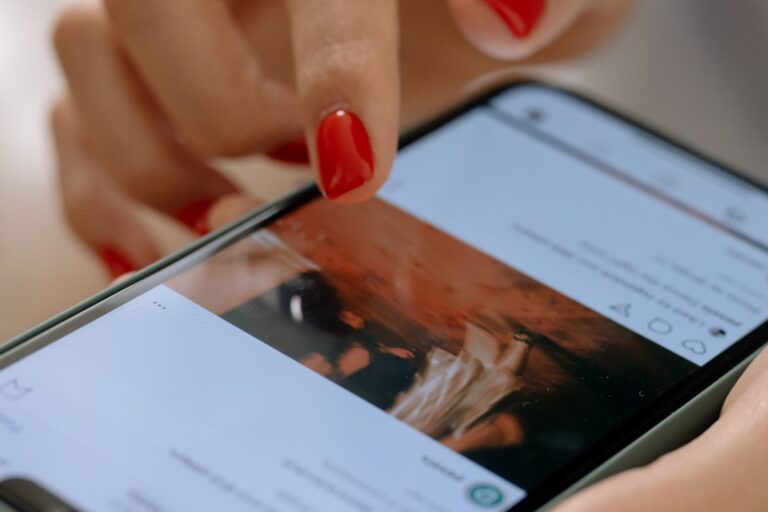 SNSの投稿を見ているスマホ画面