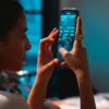 スマホを持ちながら結婚について考える女性